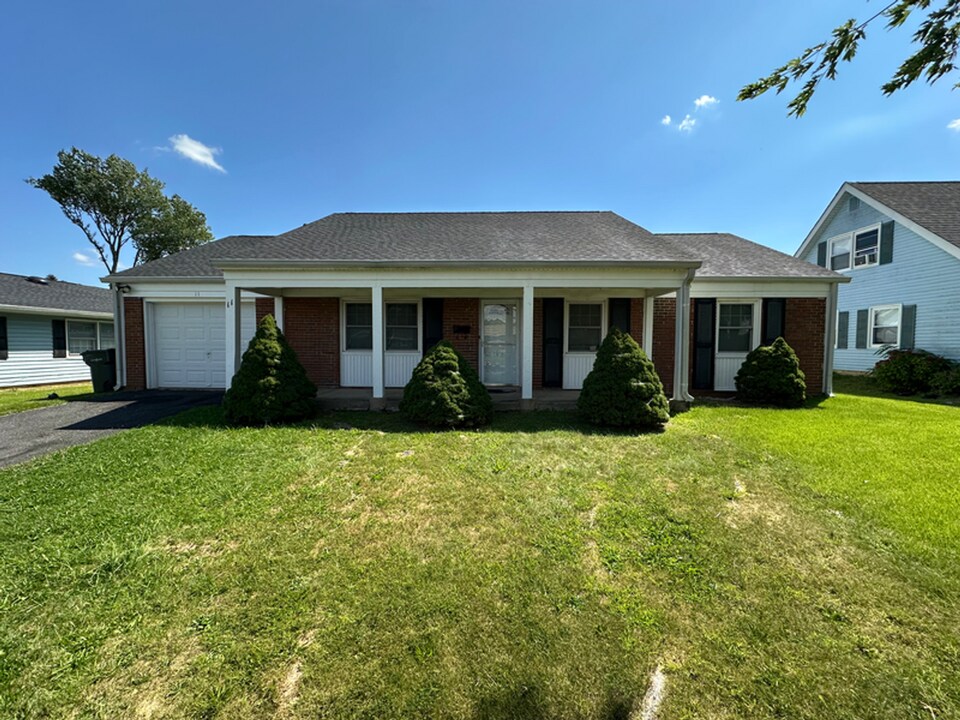 11 Gaylord Cir in Willingboro, NJ - Building Photo