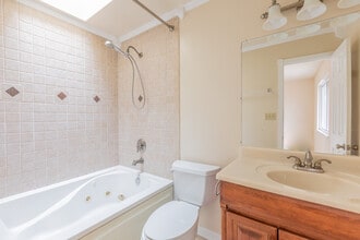 11 Overlook Ct in Hampton, VA - Building Photo - Building Photo