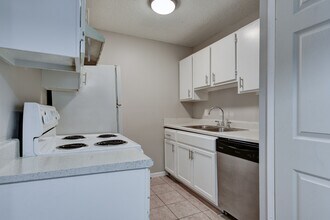 Mayfield Gardens Apartment Homes in San Antonio, TX - Foto de edificio - Building Photo