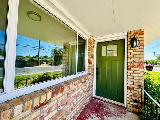 property at 905 E Taylor St
