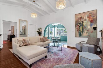 1833 SW 21st Ter in Miami, FL - Foto de edificio - Building Photo