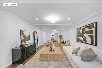 44 E 67th St in New York, NY - Building Photo - Building Photo
