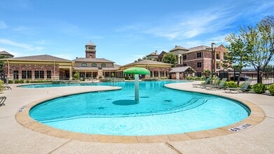 Crest Manor in Lewisville, TX - Foto de edificio - Building Photo