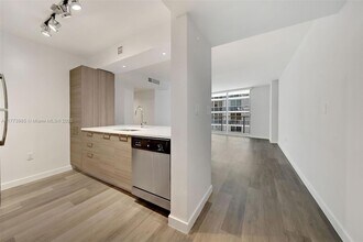 1756 N Bayshore Dr, Unit 28G in Miami, FL - Building Photo - Building Photo