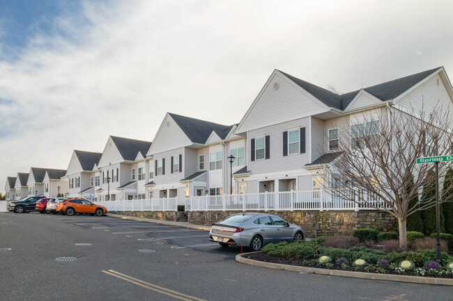 The Seasons at Seaford in Seaford, NY - Foto de edificio - Building Photo