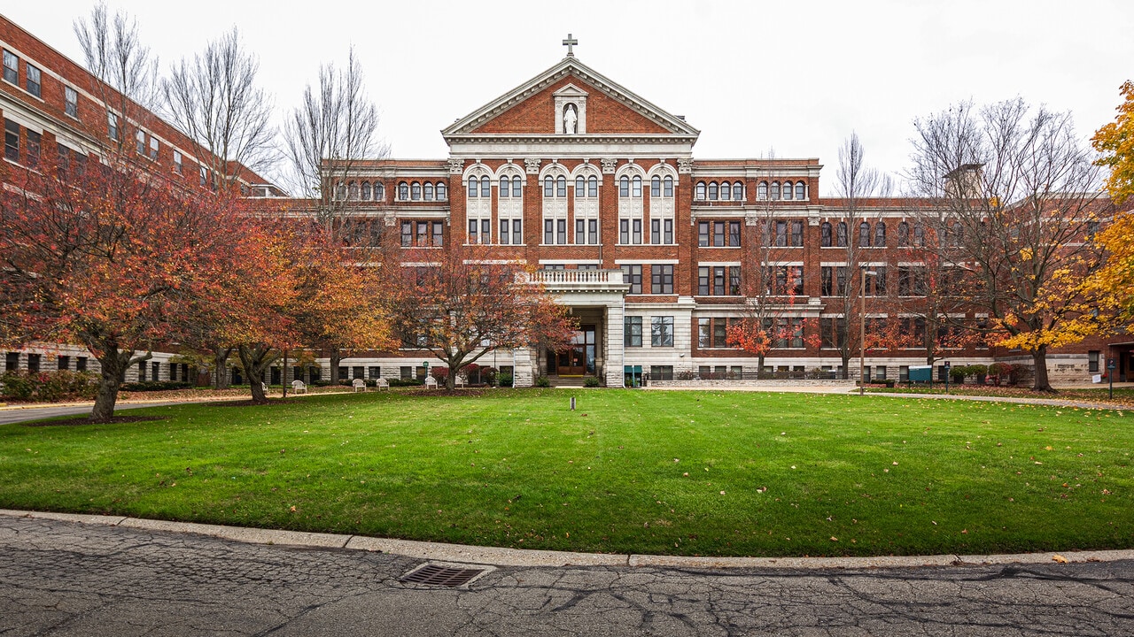 Academy Manor in Grand Rapids, MI - Building Photo