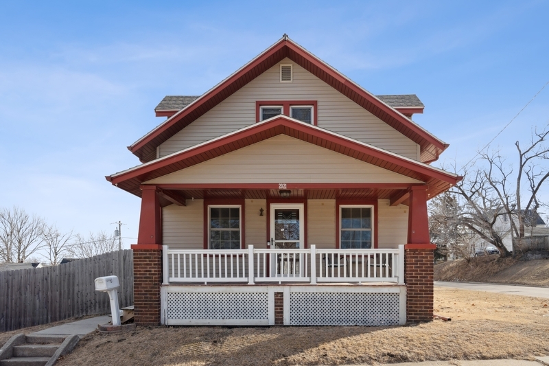 2021 Hamilton St SW in Cedar Rapids, IA - Building Photo