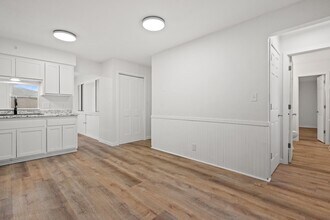 2311 W Oakwood Rd in Oak Creek, WI - Building Photo - Building Photo