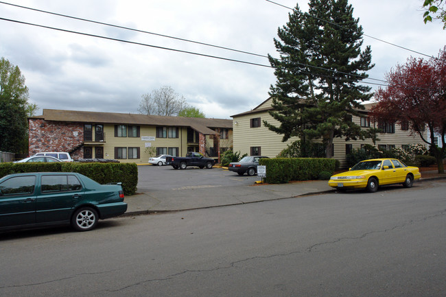 Sierra Vista Apartments in Portland, OR - Building Photo - Building Photo