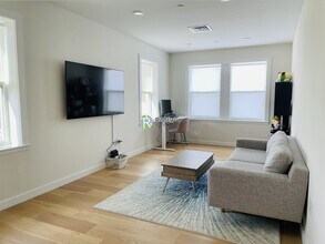 16 Boardman St, Unit 307 in Boston, MA - Foto de edificio - Building Photo