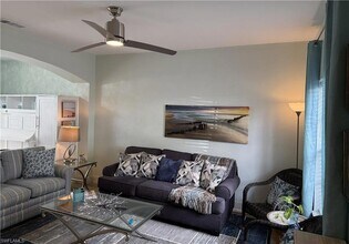 3304 Lisa Ln in Naples, FL - Foto de edificio - Building Photo