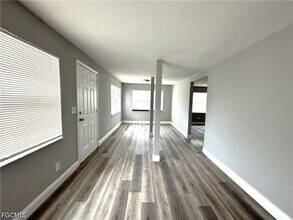 2117 Mitchell Ct in Ft. Myers, FL - Foto de edificio - Building Photo