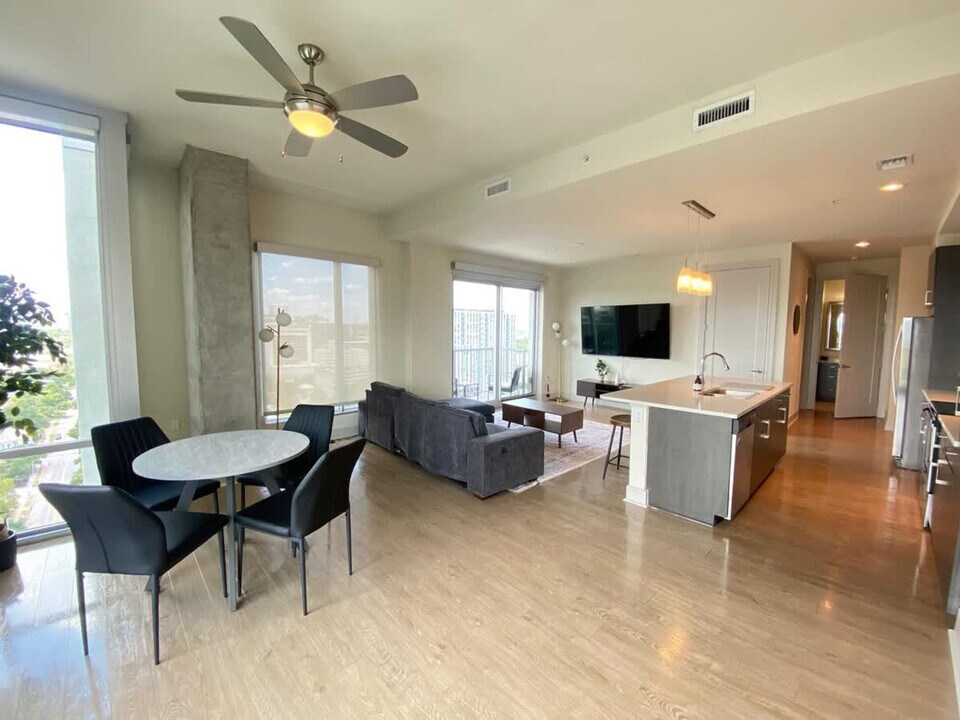615 W 7th St in Austin, TX - Building Photo