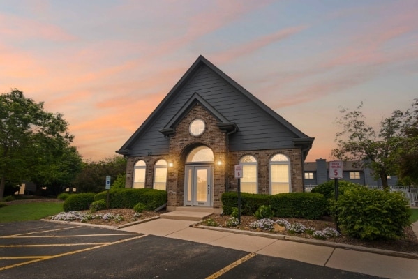 11 Foxcroft Rd, Unit 11-131 in Naperville, IL - Building Photo