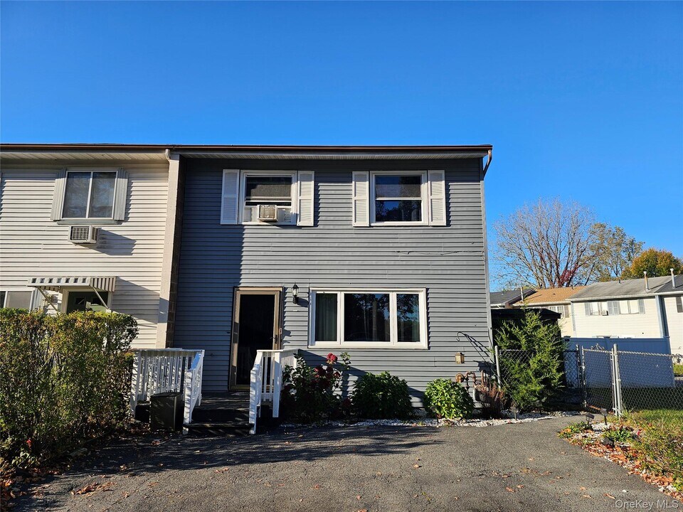 35 N Aspen Rd in Middletown, NY - Building Photo