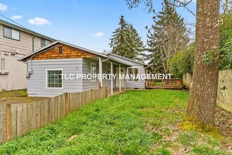 74 N 3rd St in Creswell, OR - Building Photo - Building Photo