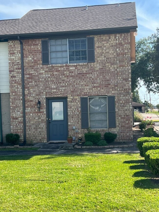 3527 Helena Ave in Nederland, TX - Foto de edificio - Building Photo