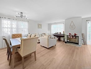 50 Lois Ln in Monroe, NY - Foto de edificio - Building Photo