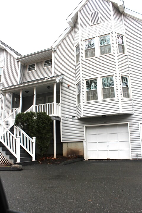 38 Woodhill Rd in Milford, CT - Building Photo