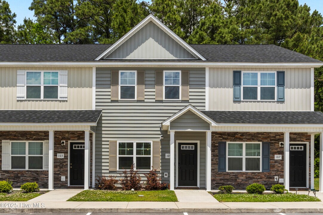 105 Jaydn Dr W in Jacksonville, NC - Building Photo