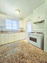 147 N Holliston Ave in Pasadena, CA - Building Photo - Building Photo