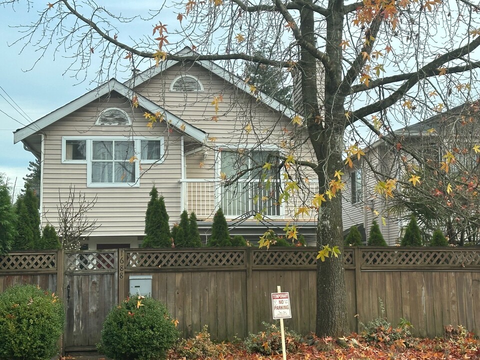 1688 Garden Av in North Vancouver, BC - Building Photo