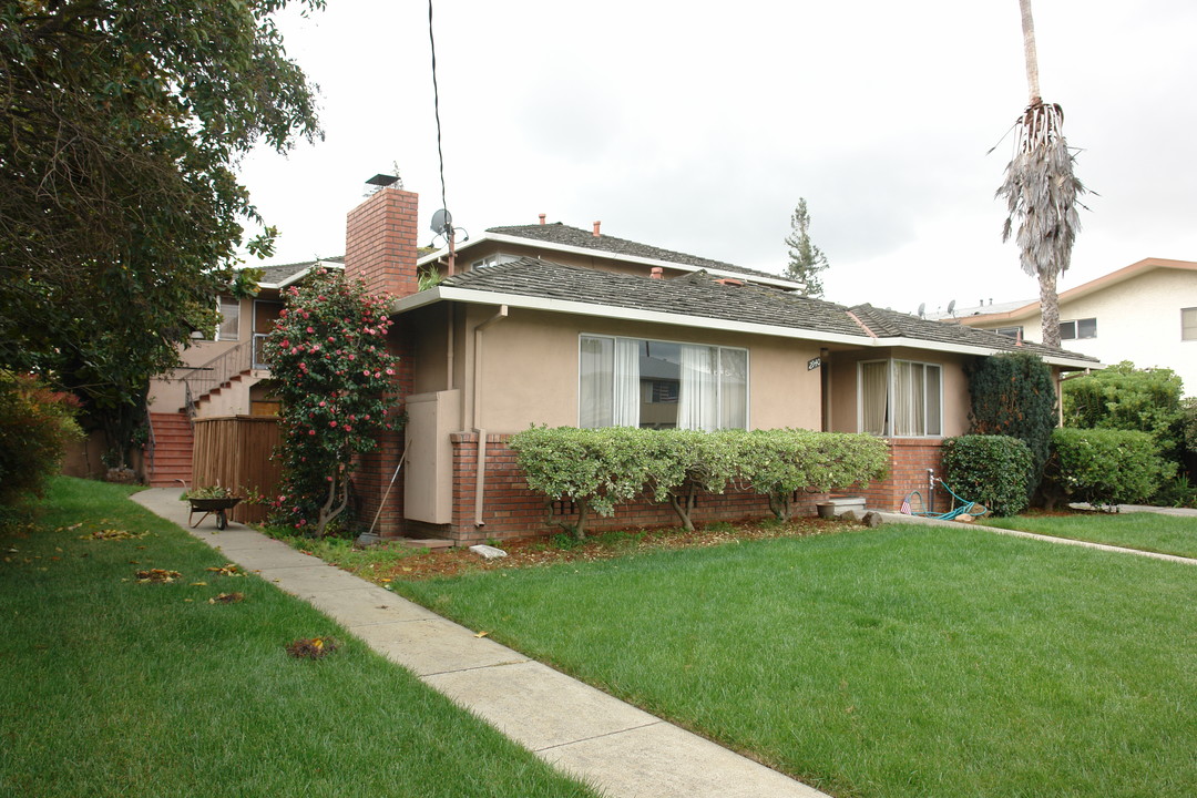 2940 Magliocco Dr in San Jose, CA - Building Photo