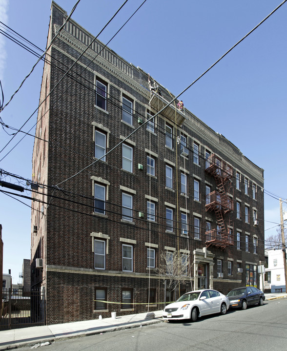 6608 Hudson Ave in West New York, NJ - Building Photo