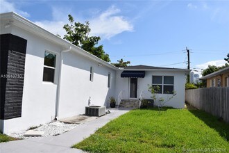 785 SW 21st Rd-Unit -2 in Miami, FL - Foto de edificio - Building Photo