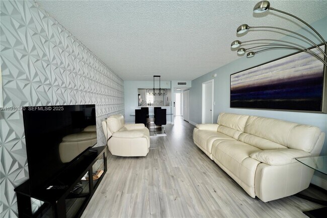 2541 Aragon Blvd in Sunrise, FL - Building Photo - Building Photo