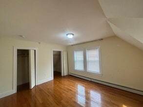 102 Sycamore St, Unit #3 in Somerville, MA - Foto de edificio - Building Photo