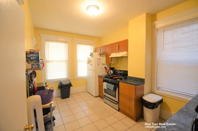 1721 Commonwealth Ave, Unit 3-bed Brighton in Boston, MA - Building Photo - Building Photo