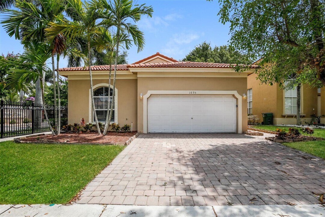 1695 NE 37th Pl in Homestead, FL - Building Photo
