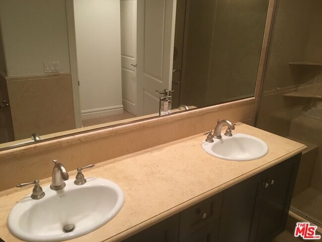 1050 S Holt Ave in Los Angeles, CA - Building Photo - Building Photo