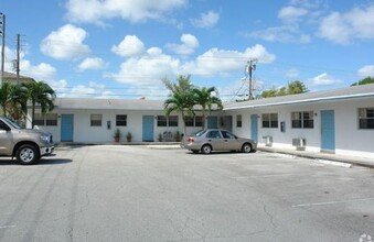 1525 S N ST in Lake Worth, FL - Foto de edificio - Building Photo