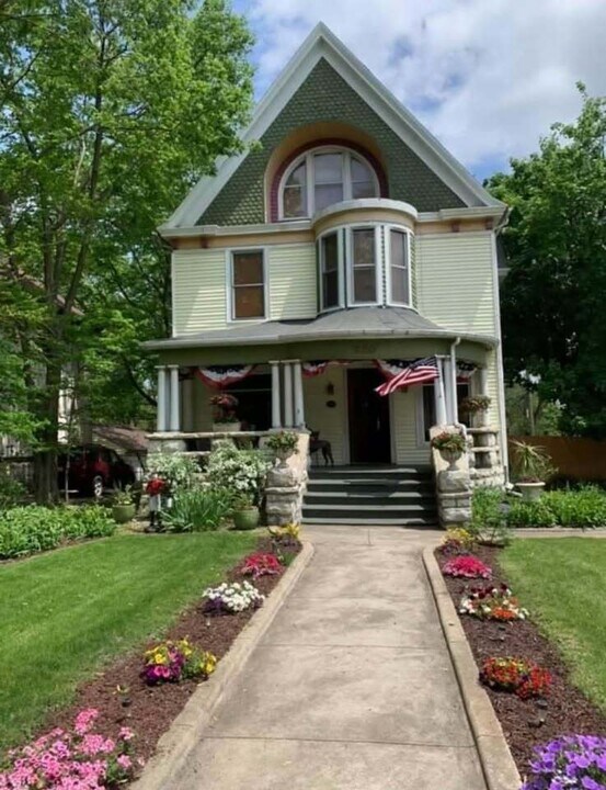 230 Comstock St in Joliet, IL - Building Photo