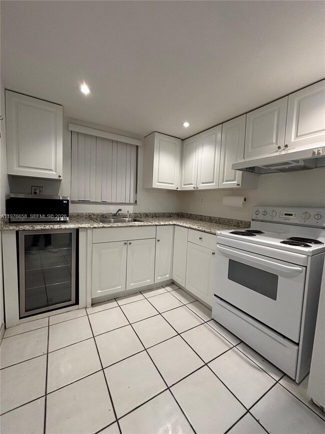 13701 Kendale Lakes Cir in Miami, FL - Building Photo - Building Photo