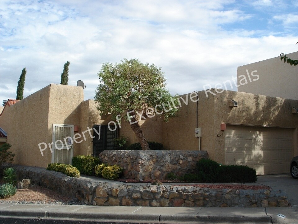 2 Las Casitas in Las Cruces, NM - Building Photo