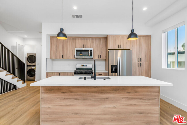 10805 Morrison St in Los Angeles, CA - Building Photo - Building Photo
