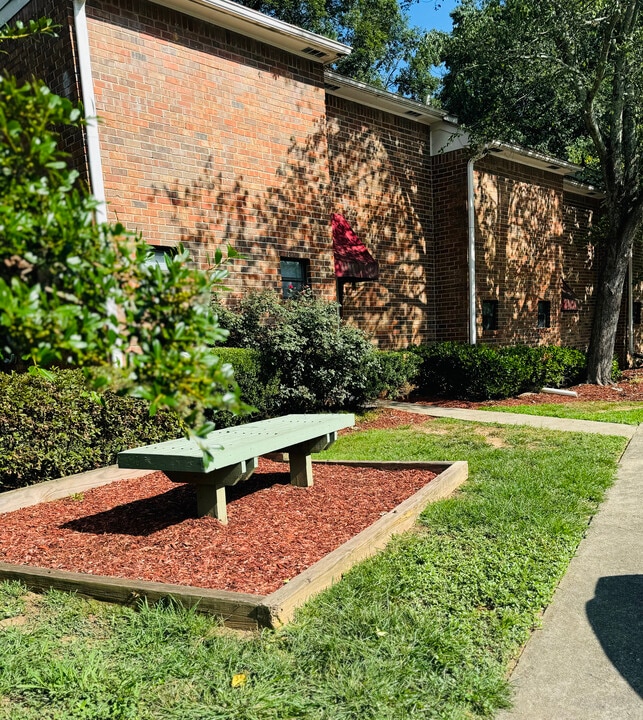 Dunwoody Trails in Atlanta, GA - Building Photo