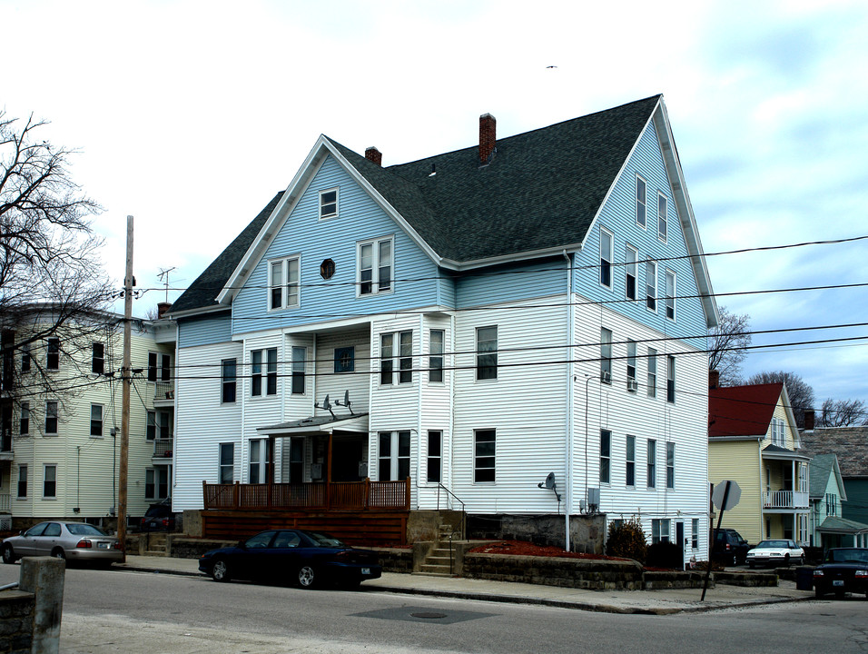 324 Willow St in Woonsocket, RI - Building Photo