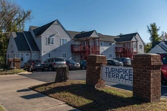 Turnpike Terrace in Portsmouth, VA - Foto de edificio - Building Photo