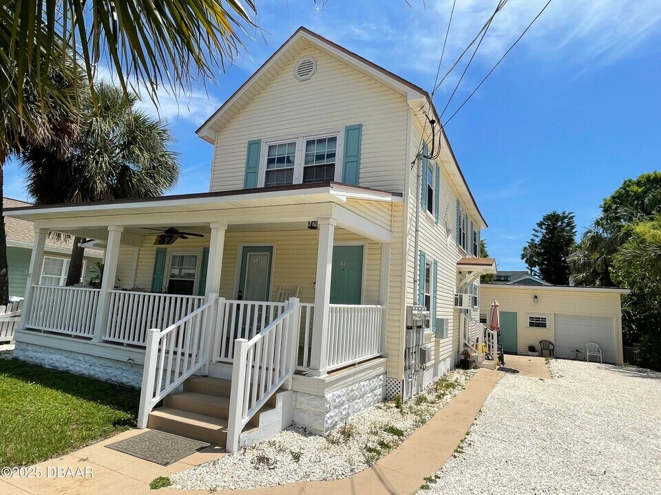 37 S Wild Olive Ave in Daytona Beach, FL - Building Photo