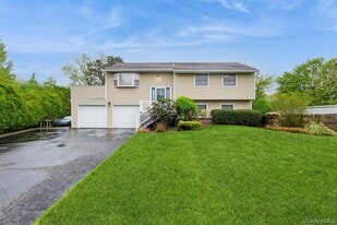 14 Handy Ln in Medford, NY - Building Photo