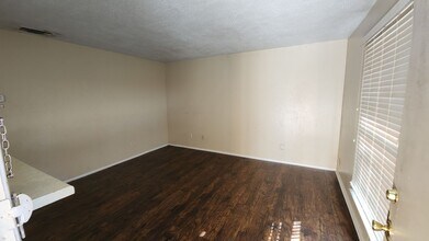 210 N Vandeveer St in Burnet, TX - Building Photo - Building Photo