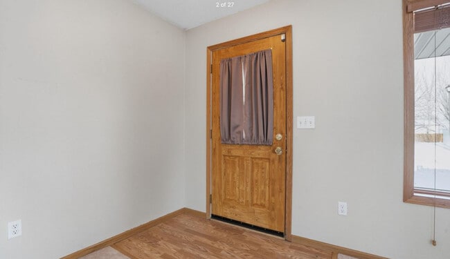 5191 W Lanark Dr in Grand Forks, ND - Foto de edificio - Building Photo