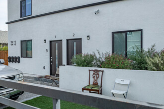 932 W 66th St in Los Angeles, CA - Building Photo - Building Photo