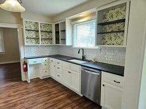 1201 N Water St in Silverton, OR - Building Photo - Building Photo