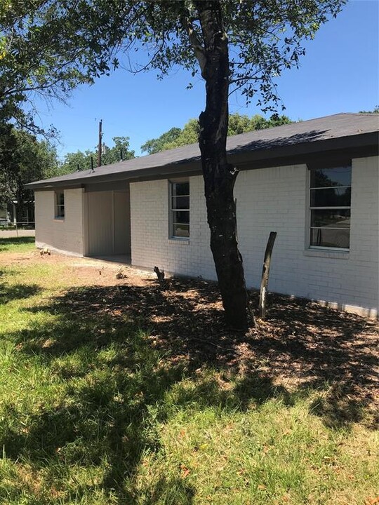 902 Silliman St in Sealy, TX - Building Photo