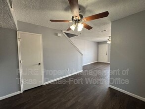 4004 W Pioneer Dr in Irving, TX - Building Photo - Building Photo